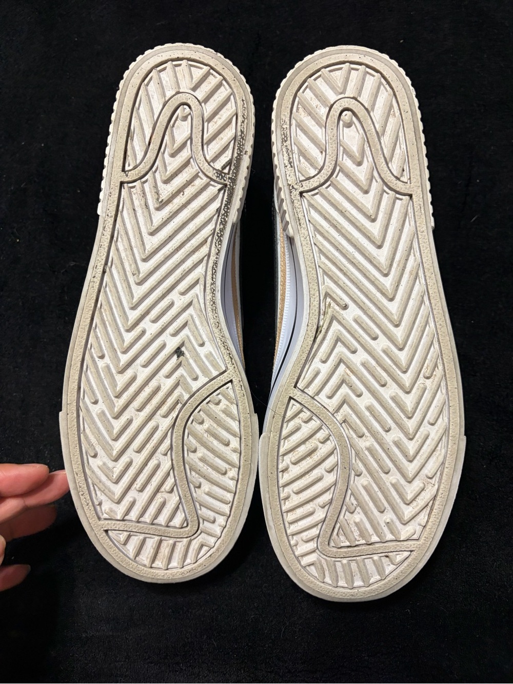 Nike White Low-Top Sneakers with Black Swoosh - Picture 7 of 7